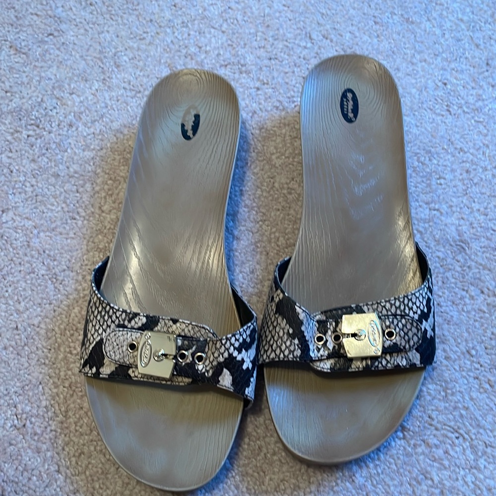 Dr. SCHOLL’S clogs